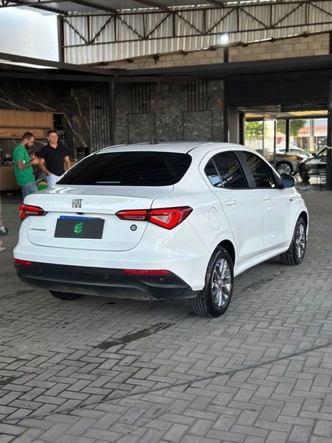 Fiat Cronos na cor branca, vista traseira em três quartos (foto 3 de 14)