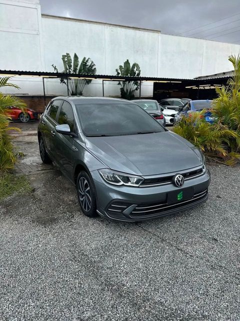 Volkswagen Polo na cor cinza, vista dianteira em três quartos (foto 3 de 19)