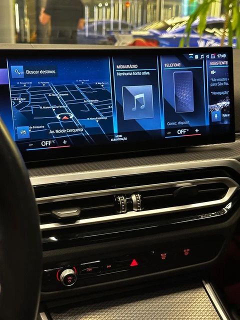 BMW 320i, central multimídia e comandos do painel