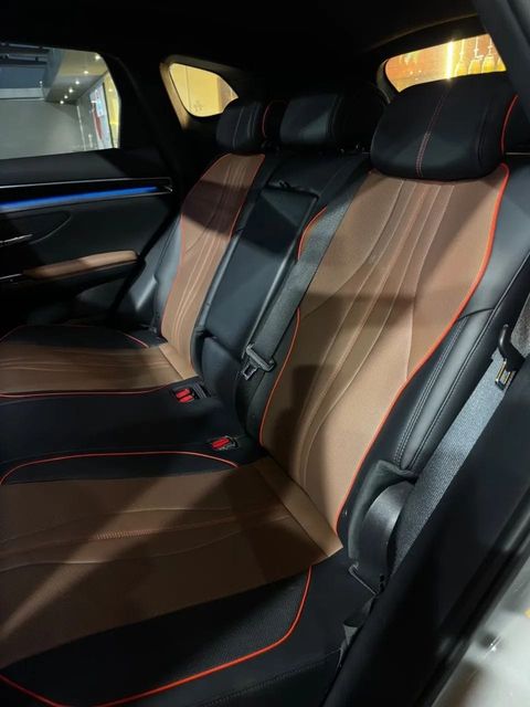 BYD Song Plus, bancos dianteiros (foto 11 de 17)