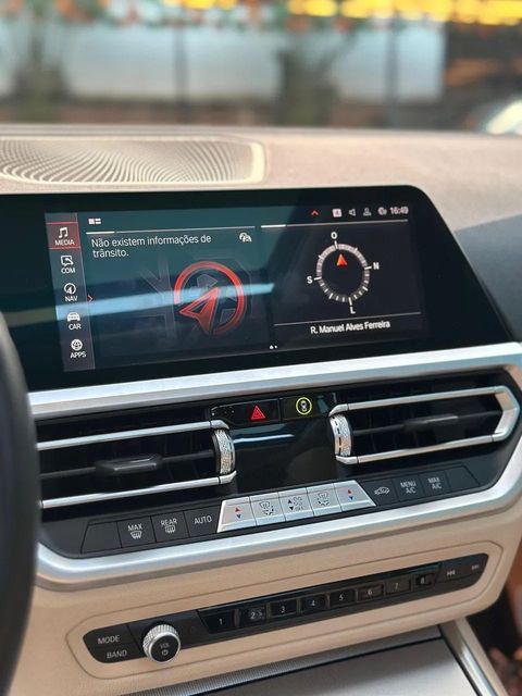 BMW 320i, central multimídia e comandos do painel