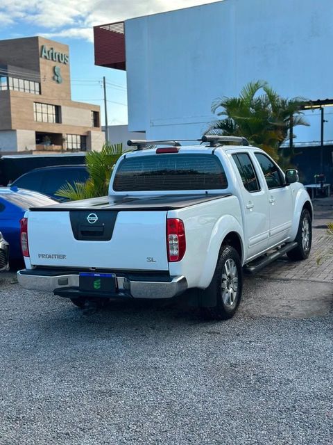 Nissan Frontier na cor branca, vista traseira em três quartos (foto 4 de 15)