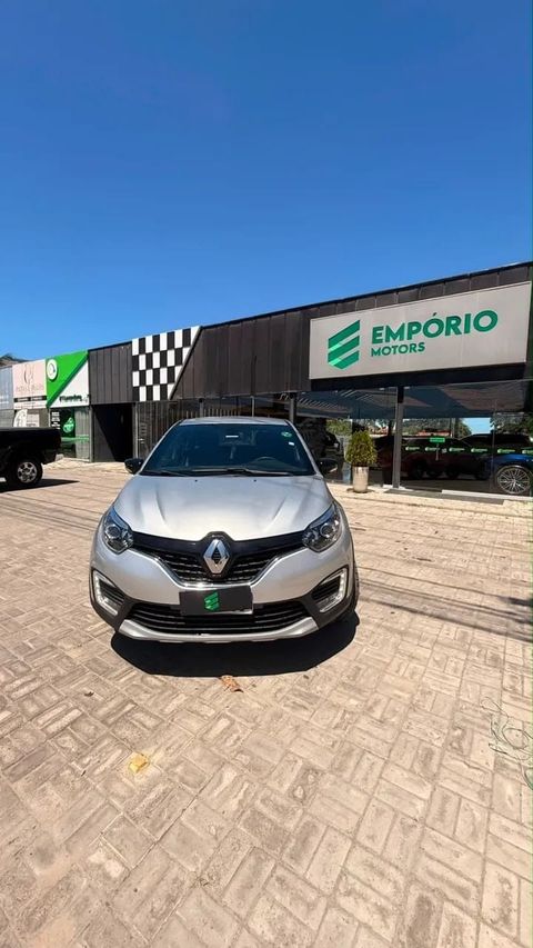 Renault Captur na cor prata, vista de frente (foto 6 de 19)