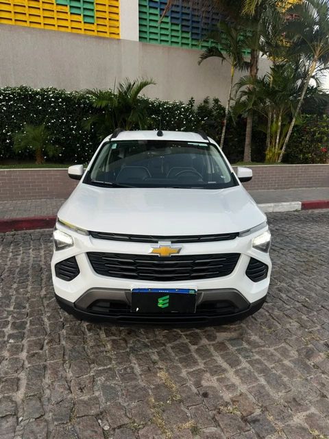 Chevrolet Spin na cor branca, vista de frente