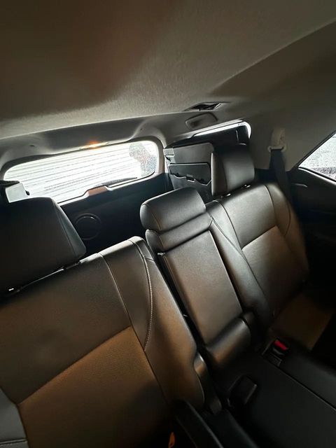 Toyota Hilux SW4, bancos traseiros (foto 11 de 13)