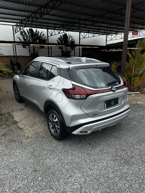 Nissan Kicks na cor prata, vista traseira em três quartos (foto 3 de 12)