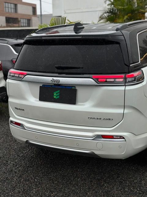Jeep Commander na cor branca, vista de trás
