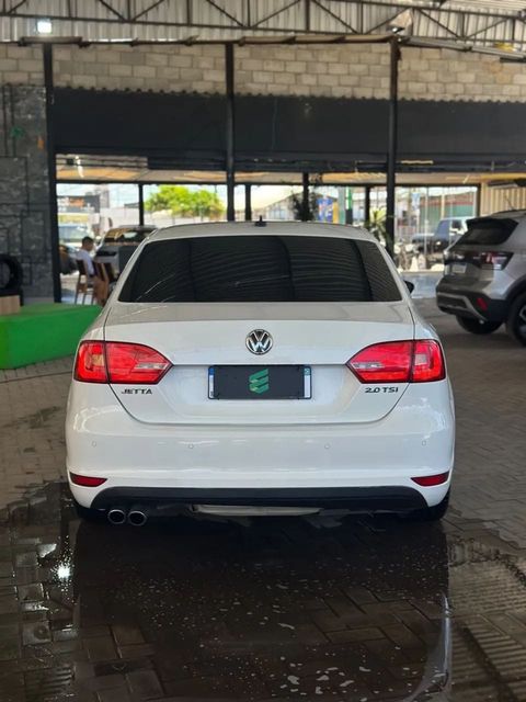 Volkswagen Jetta na cor branca, vista de trás