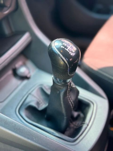 Ford Ka, console central e alavanca de câmbio