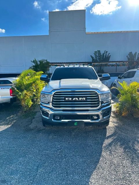 Ram 3500 na cor branca, vista de frente