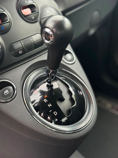 Fiat 500, console central e alavanca de câmbio