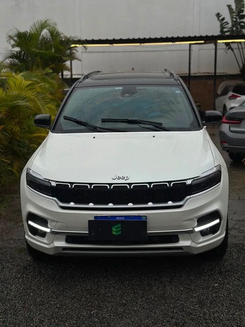 Jeep Commander na cor branca, vista de frente