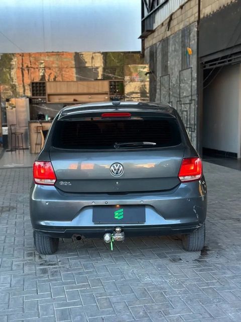 Volkswagen Gol na cor cinza, vista de trás