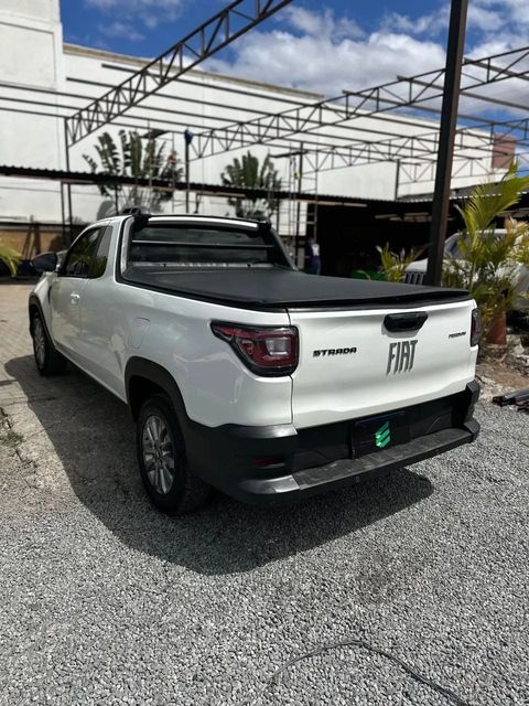 Fiat Strada na cor branca, vista traseira em três quartos (foto 4 de 11)