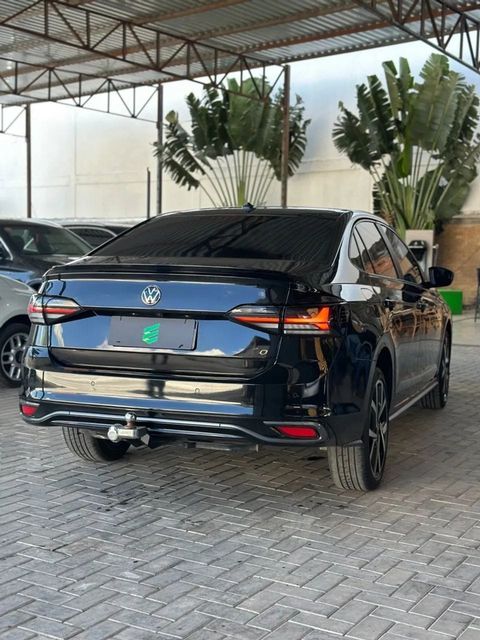 Volkswagen Virtus na cor preta, vista traseira em três quartos (foto 4 de 15)