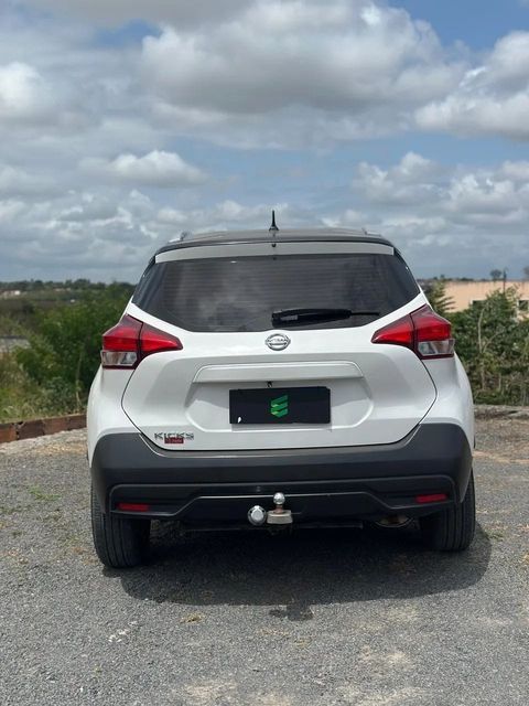 Nissan Kicks na cor branca, vista de trás
