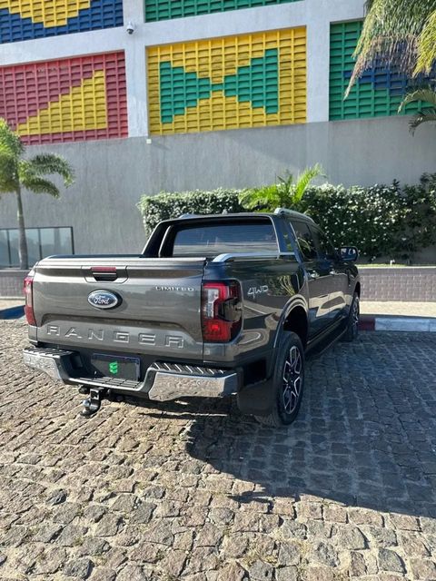 Ford Ranger na cor cinza, vista traseira em três quartos (foto 4 de 17)