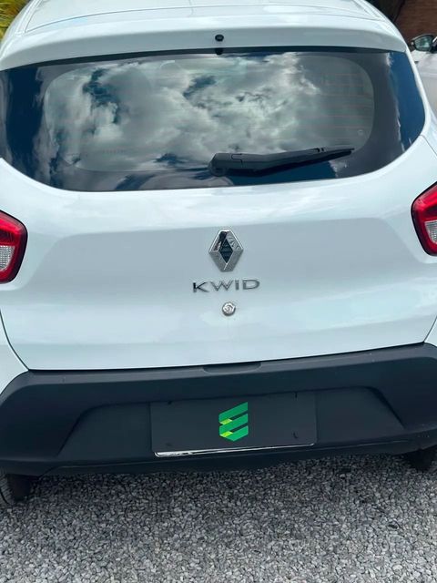 Renault Kwid na cor branca, vista de trás