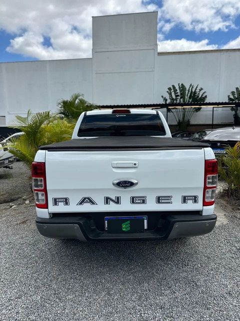 Ford Ranger na cor branca, vista de trás