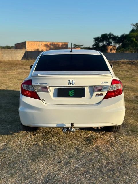 Honda Civic na cor branca, vista de trás