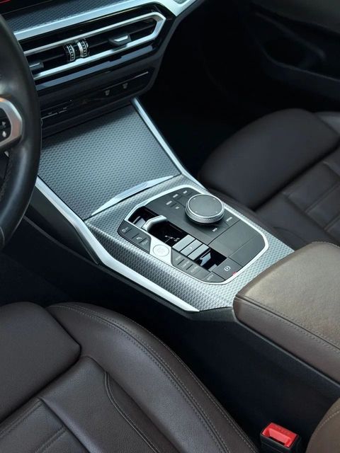 BMW 320i, console central e alavanca de câmbio