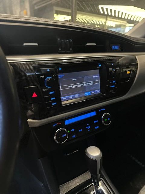 Toyota Corolla, central multimídia e comandos do painel