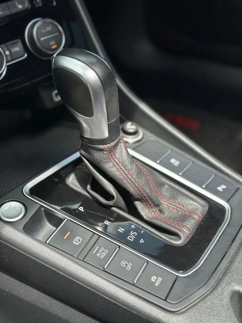 Volkswagen Jetta, console central e alavanca de câmbio
