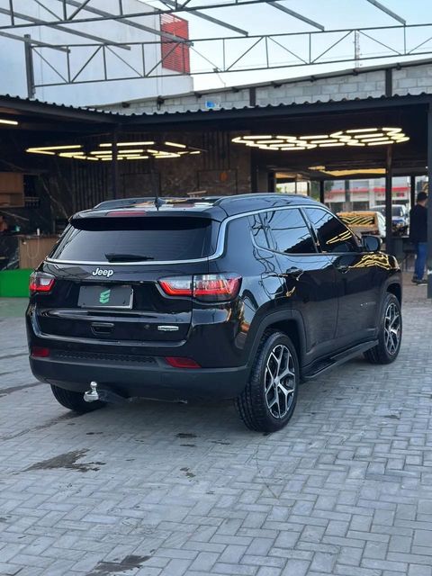 Jeep Compass na cor preta, vista traseira em três quartos (foto 4 de 16)