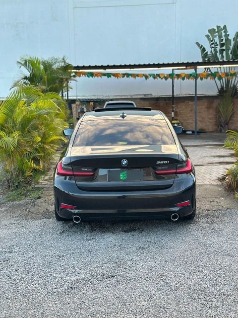 BMW 320i na cor preta, vista de trás