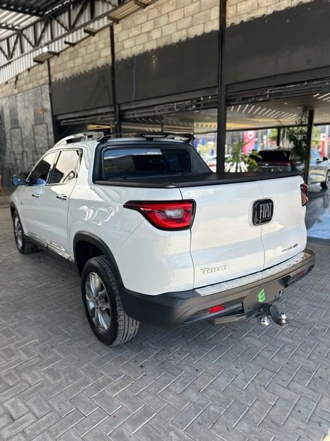 Fiat Toro na cor branca, vista traseira em três quartos (foto 4 de 13)