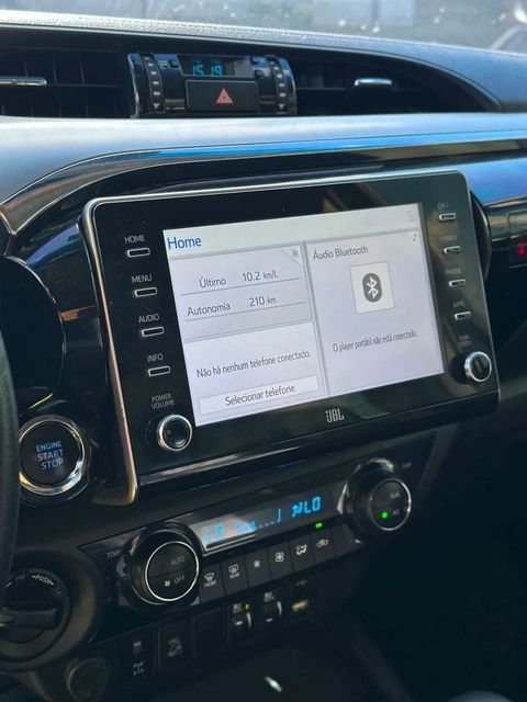Toyota Hilux, central multimídia e comandos do painel