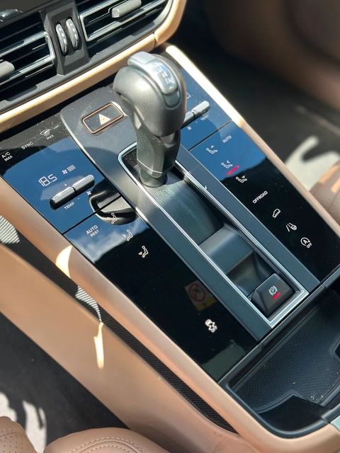 Porsche Macan, console central e alavanca de câmbio