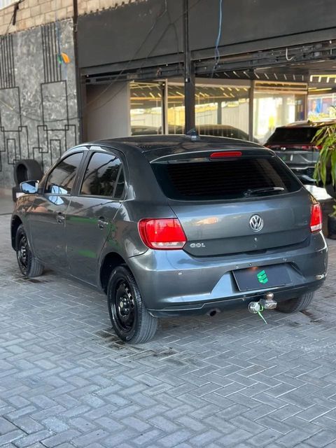 Volkswagen Gol na cor cinza, vista traseira em três quartos (foto 5 de 11)