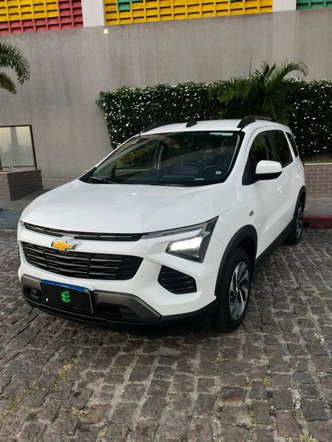 Chevrolet Spin na cor branca, vista dianteira em três quartos (foto 4 de 13)