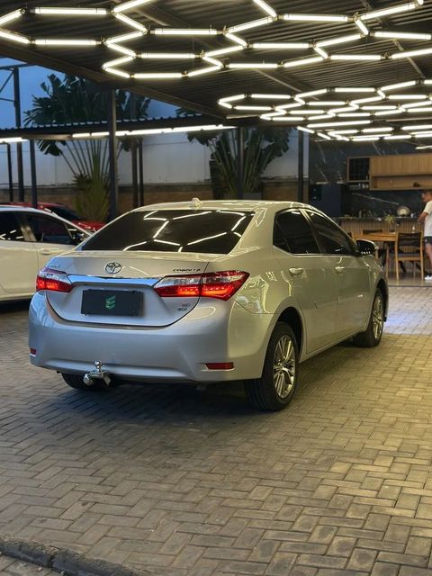 Toyota Corolla na cor prata, vista traseira em três quartos (foto 4 de 14)