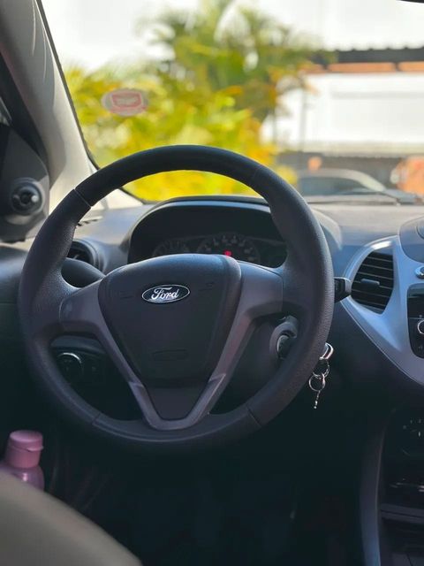 Ford Ka, volante e quadro de instrumentos