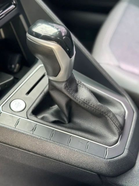 Volkswagen Nivus, console central e alavanca de câmbio