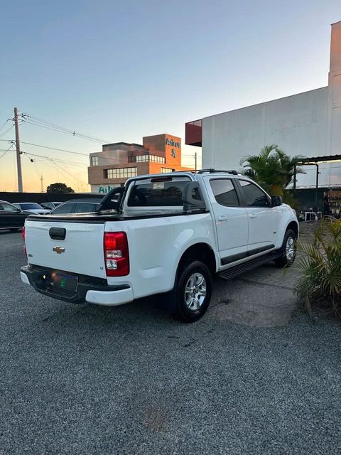 Chevrolet S10 na cor branca, vista traseira em três quartos (foto 5 de 15)