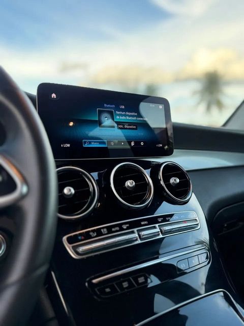 Mercedes-Benz GLC 220d, central multimídia e comandos do painel