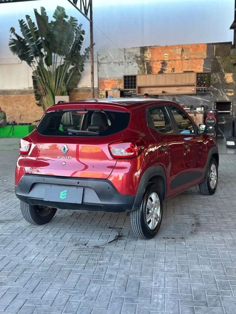 Renault Kwid na cor vermelha, vista traseira em três quartos (foto 4 de 12)