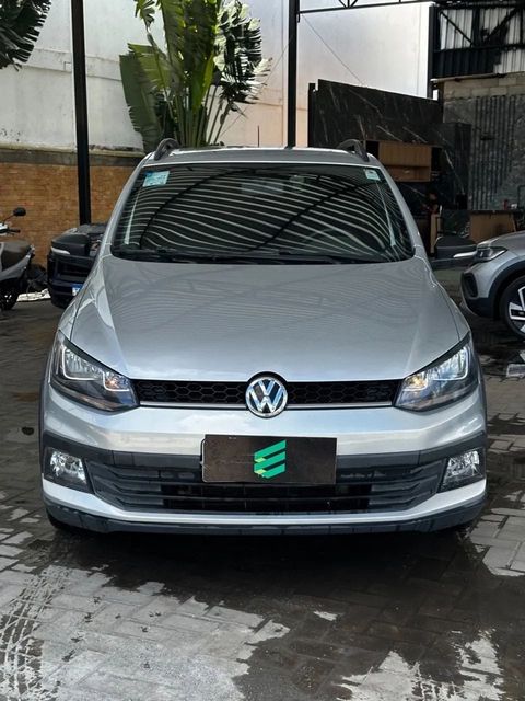 Volkswagen Fox na cor prata, vista de frente