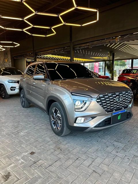 Hyundai Creta na cor prata, vista dianteira em três quartos (foto 4 de 15)
