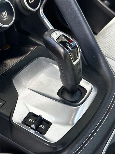 Jaguar E-Pace, console central e alavanca de câmbio