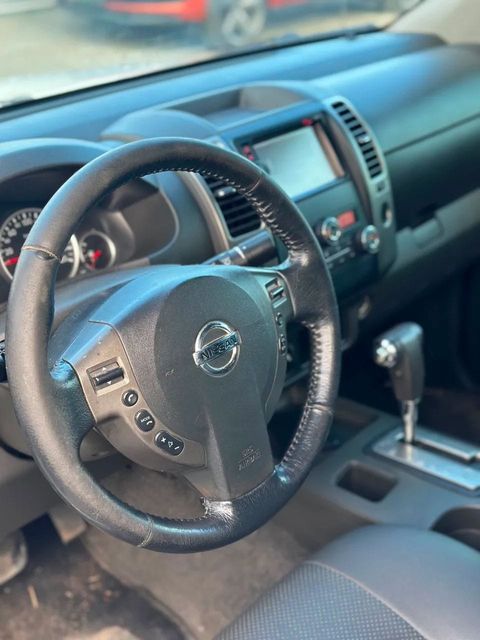 Nissan Frontier, painel e volante