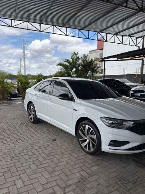 Volkswagen Jetta na cor branca, vista dianteira em três quartos (foto 7 de 13)