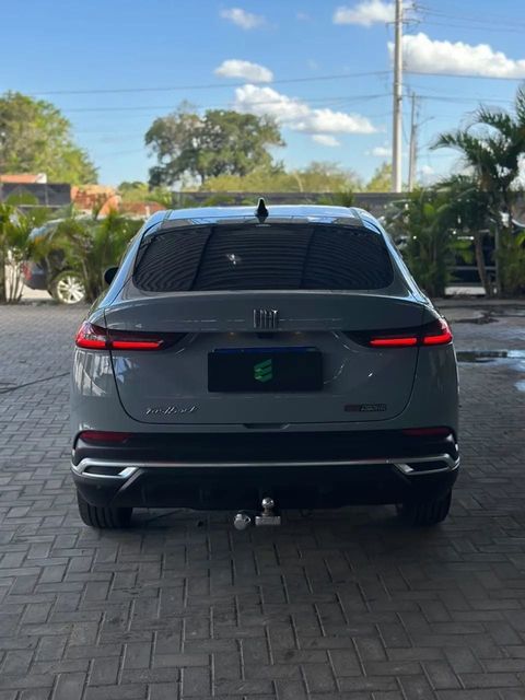 Fiat Fastback na cor cinza, vista de trás