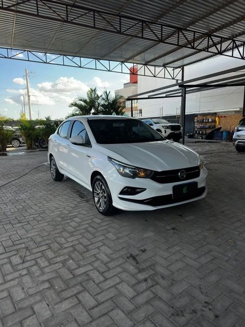 Fiat Cronos na cor branca, vista dianteira em três quartos (foto 5 de 14)