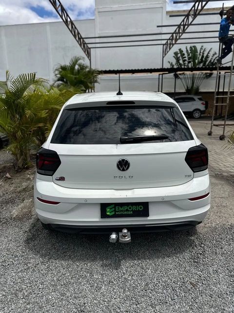 Volkswagen Polo na cor branca, vista de trás