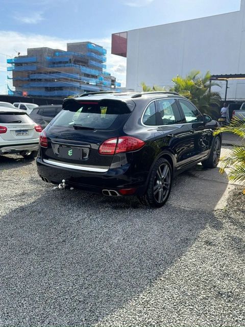 Porsche Cayenne na cor preta, vista traseira em três quartos (foto 5 de 18)