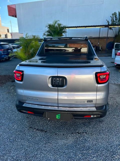 Fiat Toro na cor prata, vista de trás
